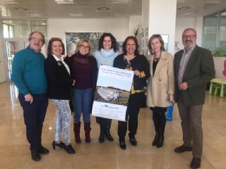 Mediadores y funcionarios de la UMIM muestran el cartel promocional